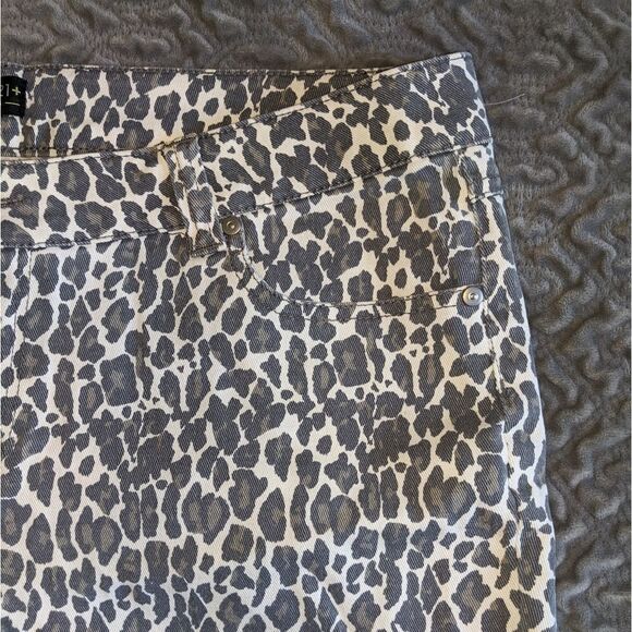 Forever 21 cheetah shorts - Picture 3 of 5